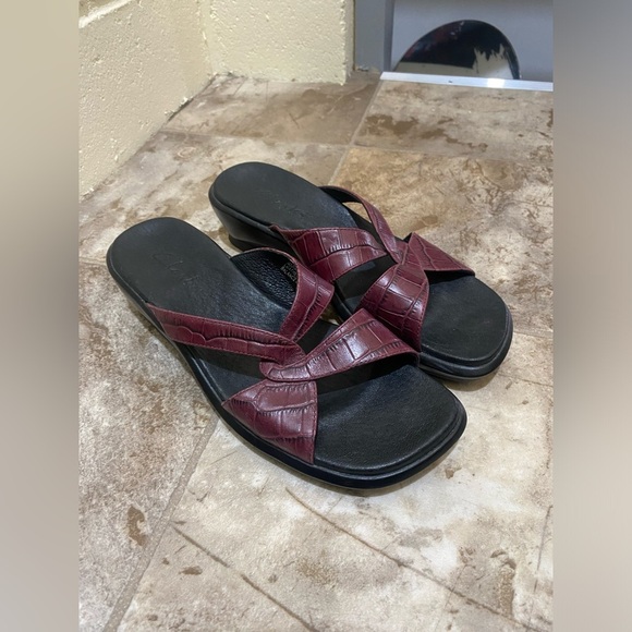 Womens Clark’s Red burgundy Leather slip on Sandals  size 7 in great condition - Picture 4 of 14